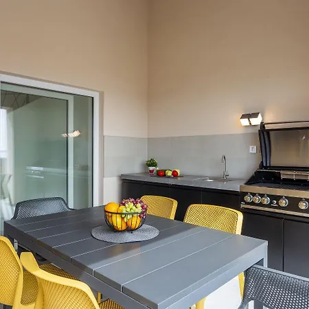 Bezauberndes 100 Meter Zum Sandstrand Mit Meerblick, Jacuzzi, Bbq Daire Medulin