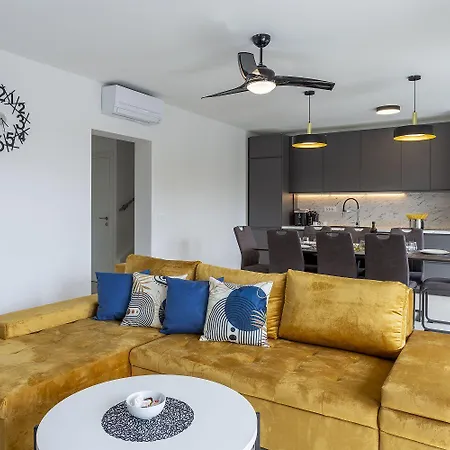 Daire Bezauberndes 100 Meter Zum Sandstrand Mit Meerblick, Jacuzzi, Bbq Medulin