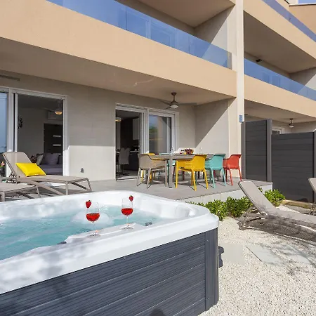 Daire Bezauberndes 100 Meter Zum Sandstrand Mit Meerblick, Jacuzzi, Bbq Medulin