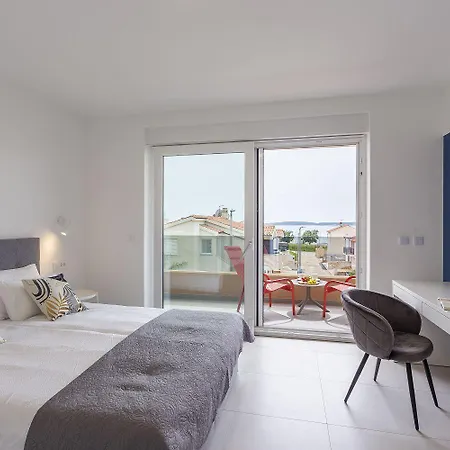 Bezauberndes 100 Meter Zum Sandstrand Mit Meerblick, Jacuzzi, Bbq Apartment Medulin