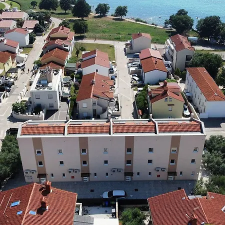 Apartment Bezauberndes 100 Meter Zum Sandstrand Mit Meerblick, Jacuzzi, Bbq Medulin