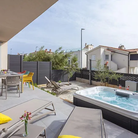 Bezauberndes 100 Meter Zum Sandstrand Mit Meerblick, Jacuzzi, Bbq Medulin